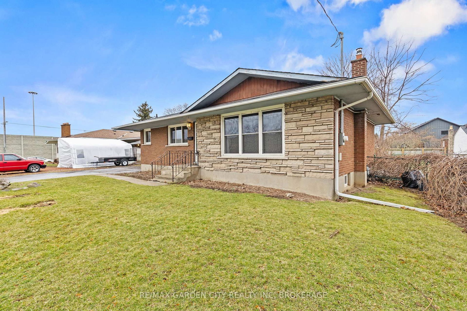 Detached House for sale at 1 GLADMAN Avenue, St. Catharines, Ontario, L2N 4A2 - Rural Port - MLS: X12895894