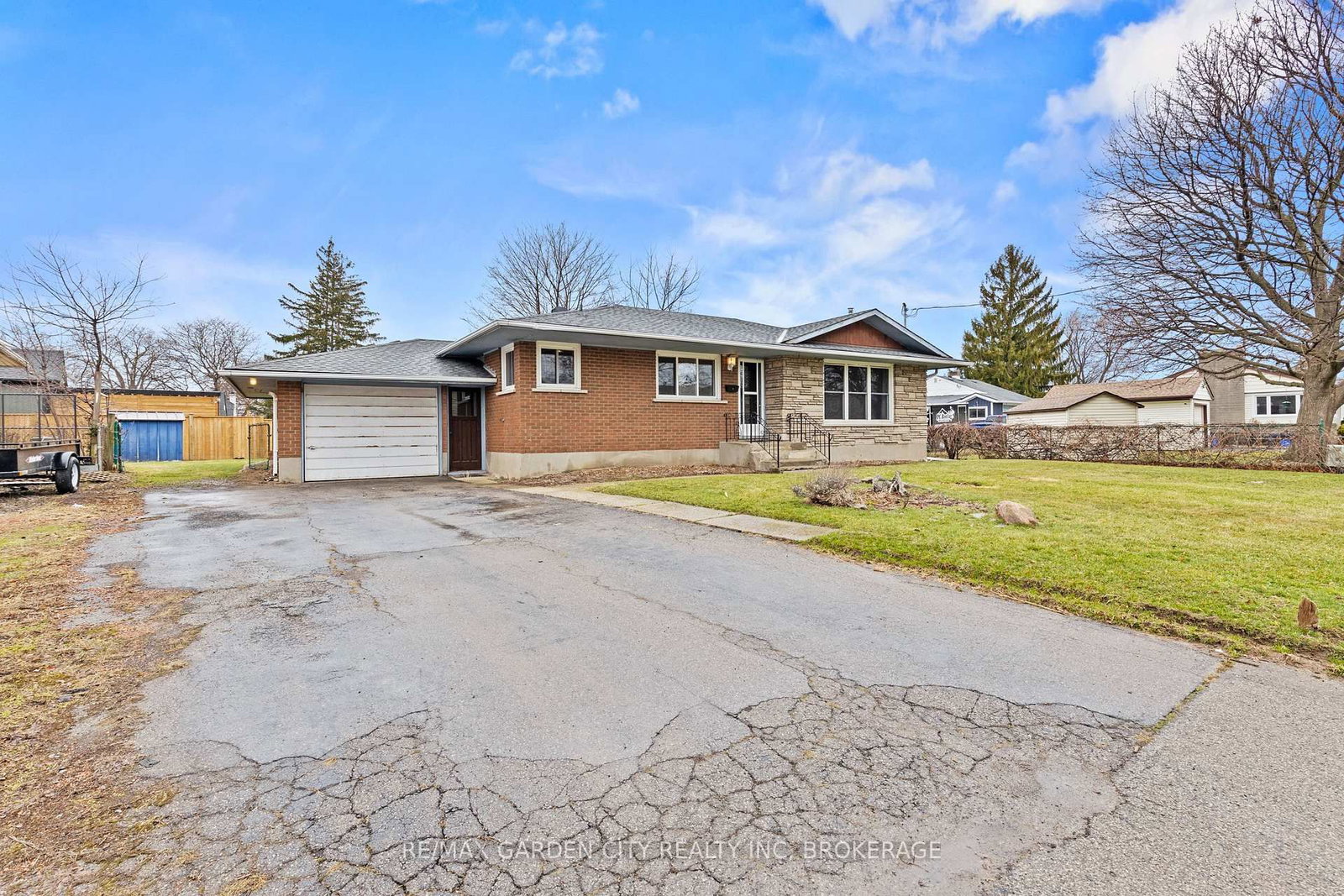 Detached House for sale at 1 GLADMAN Avenue, St. Catharines, Ontario, L2N 4A2 - Rural Port - MLS: X12895894