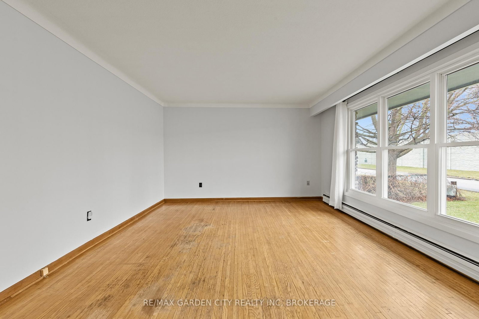 Detached House for sale at 1 GLADMAN Avenue, St. Catharines, Ontario, L2N 4A2 - Rural Port - MLS: X12895894