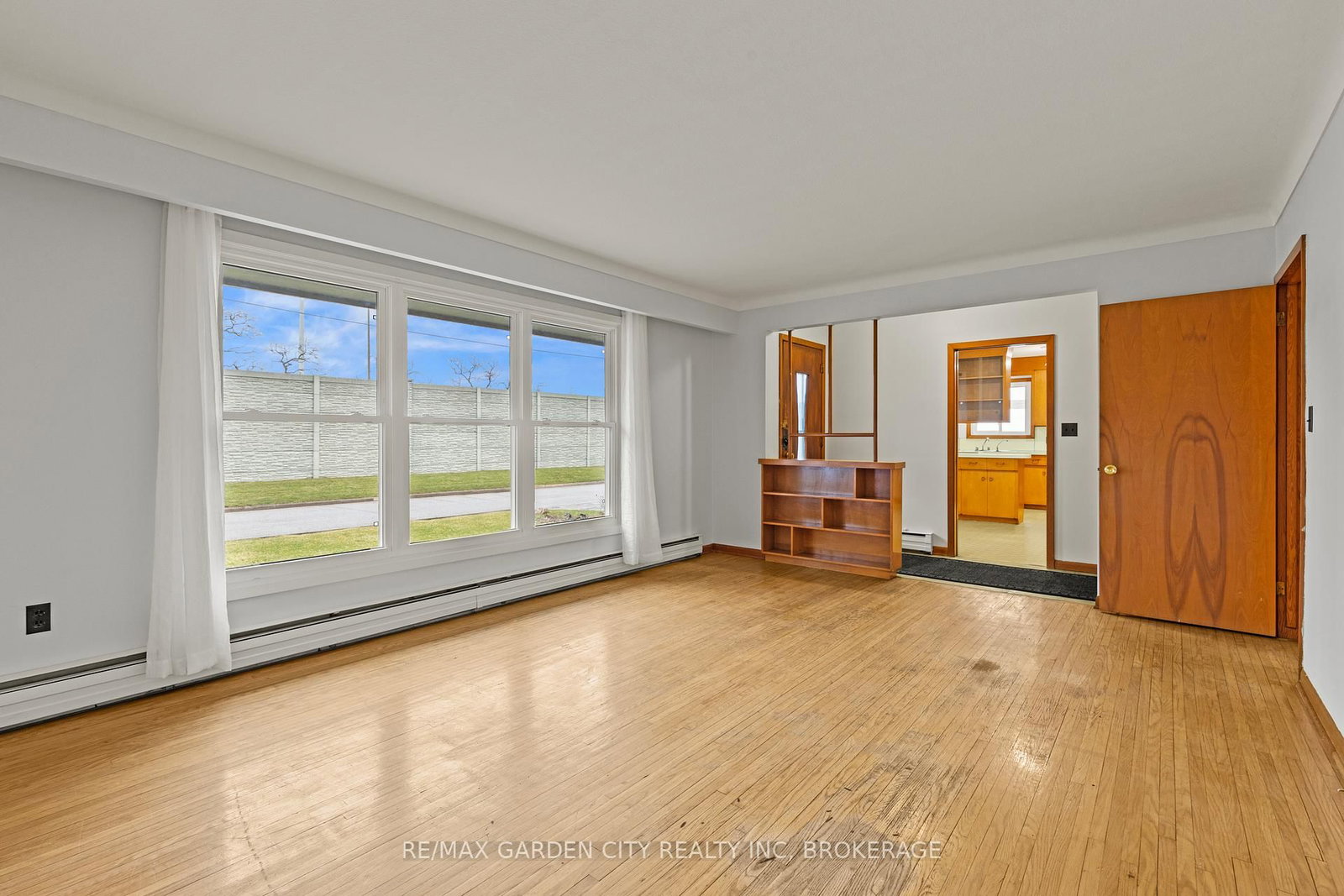 Detached House for sale at 1 GLADMAN Avenue, St. Catharines, Ontario, L2N 4A2 - Rural Port - MLS: X12895894