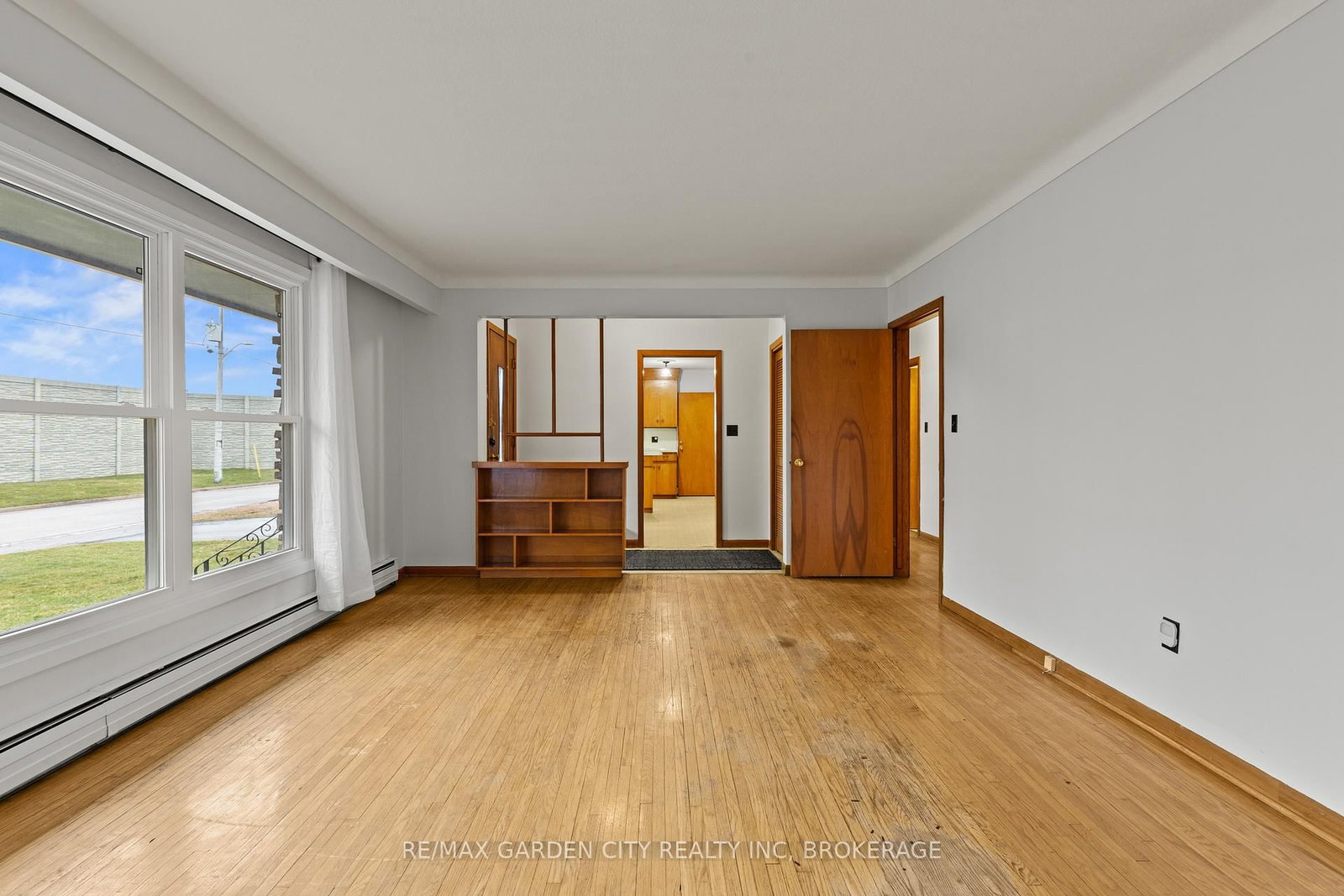 Detached House for sale at 1 GLADMAN Avenue, St. Catharines, Ontario, L2N 4A2 - Rural Port - MLS: X12895894