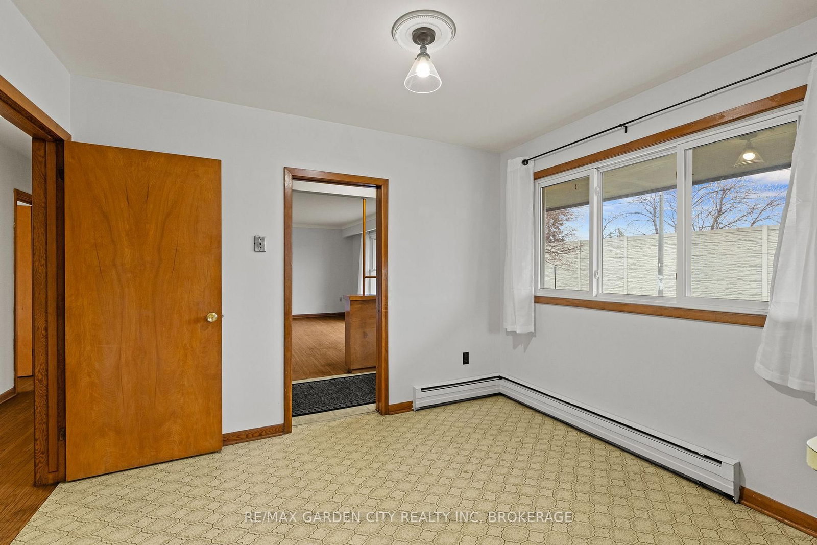 Detached House for sale at 1 GLADMAN Avenue, St. Catharines, Ontario, L2N 4A2 - Rural Port - MLS: X12895894