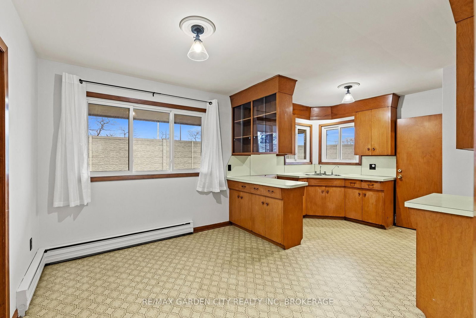 Detached House for sale at 1 GLADMAN Avenue, St. Catharines, Ontario, L2N 4A2 - Rural Port - MLS: X12895894