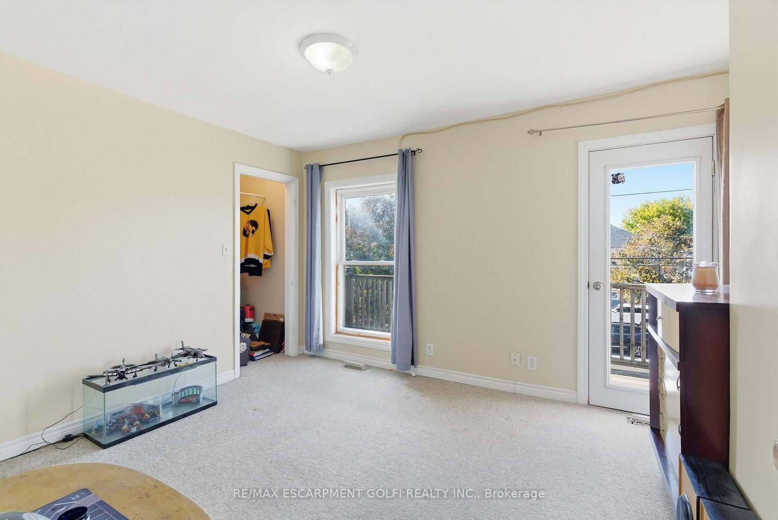 Detached House for sale at 132 1/2 Lake Street, St. Catharines, Ontario, L2R 5Y1 - Downtown - MLS: X12896494