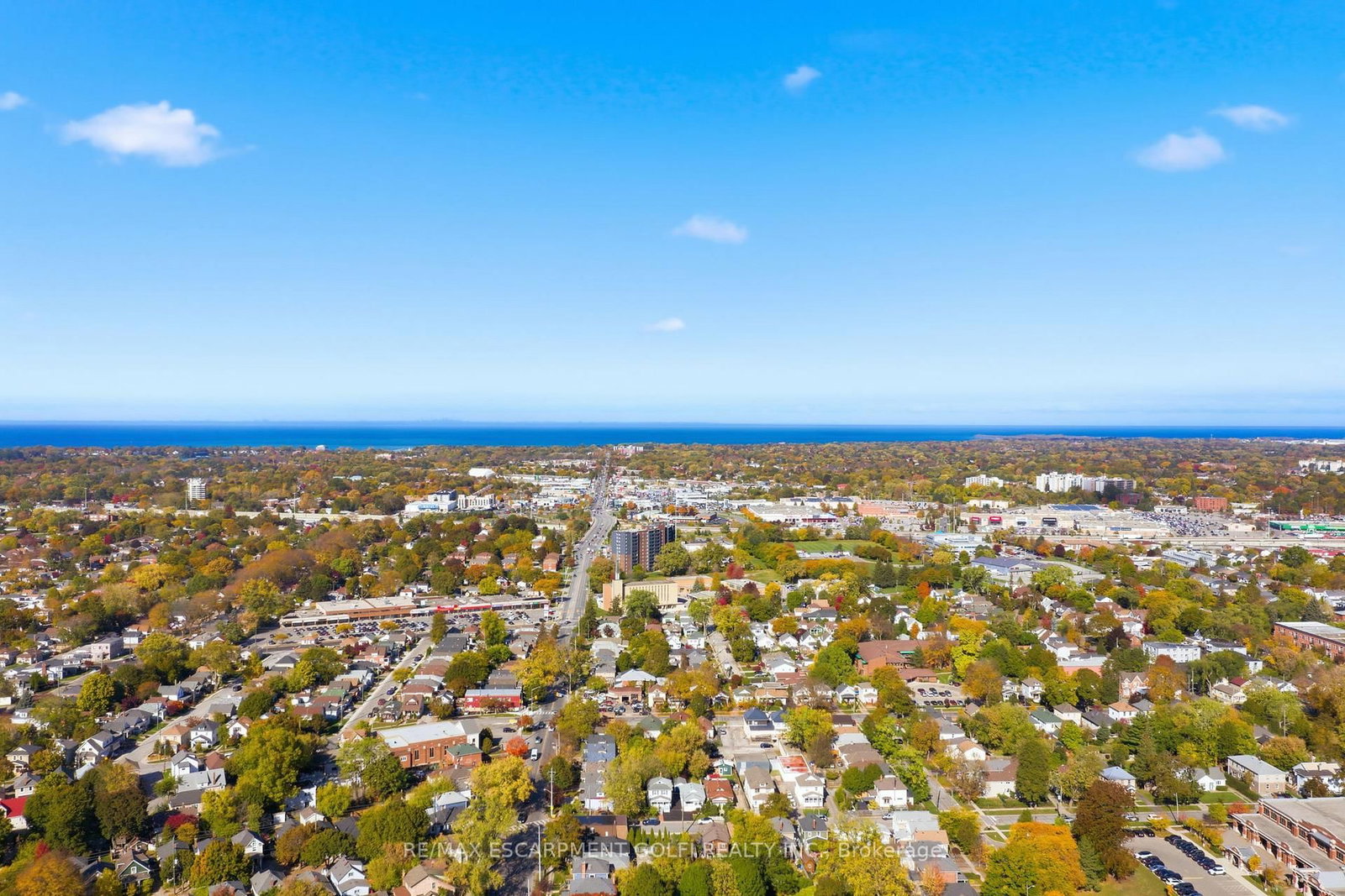 Detached House for sale at 132 1/2 Lake Street, St. Catharines, Ontario, L2R 5Y1 - Downtown - MLS: X12896494