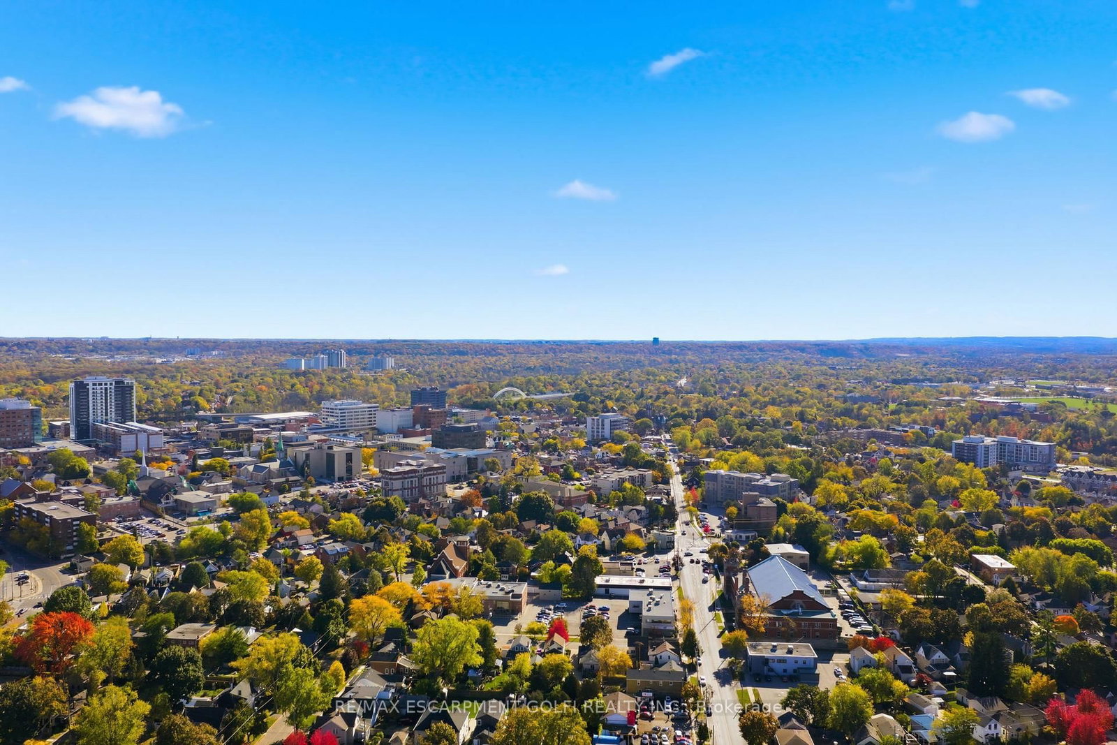 Detached House for sale at 132 1/2 Lake Street, St. Catharines, Ontario, L2R 5Y1 - Downtown - MLS: X12896494