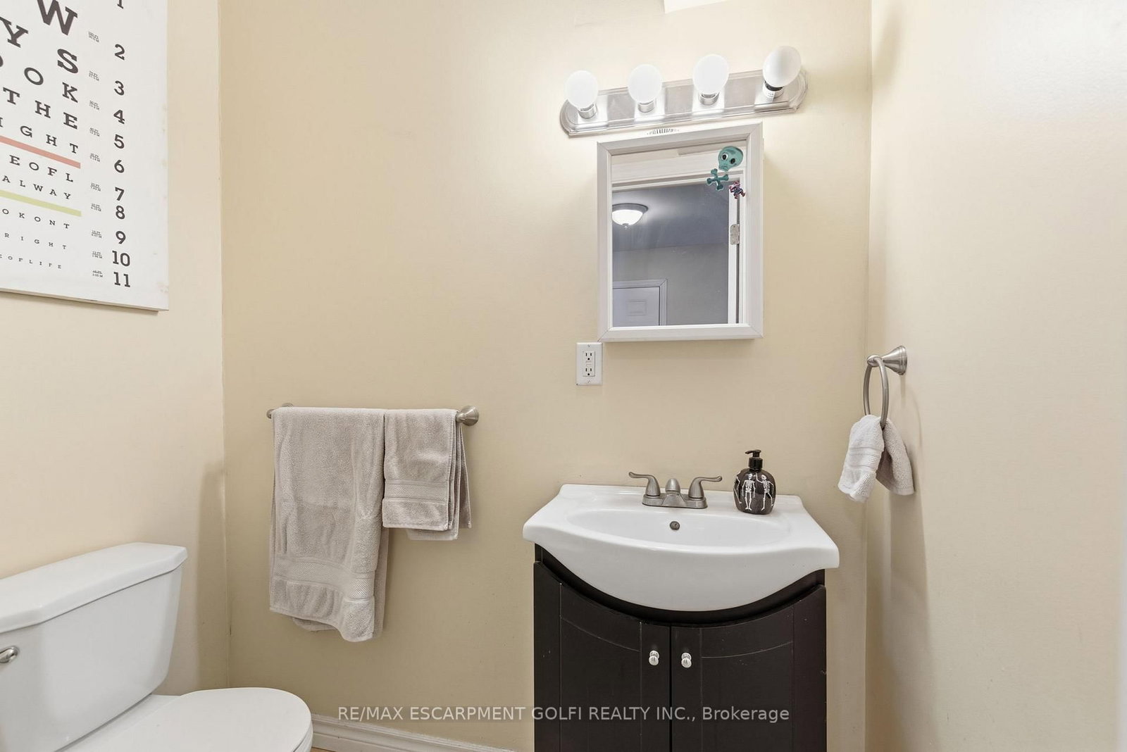 Detached House for sale at 132 1/2 Lake Street, St. Catharines, Ontario, L2R 5Y1 - Downtown - MLS: X12896494