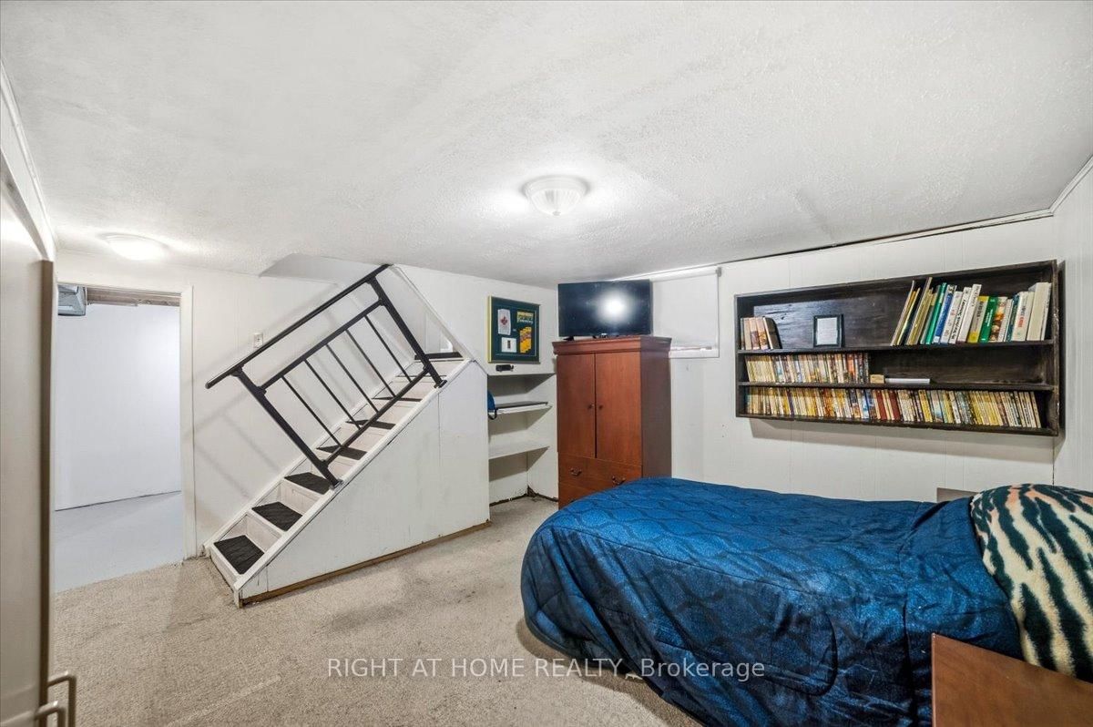 Detached House for sale at 12 Vera Street, St. Catharines, Ontario, L2S 1C4 - Western Hill - MLS: X12897016