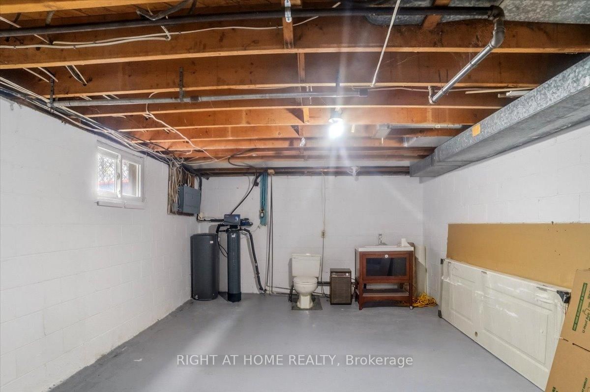 Detached House for sale at 12 Vera Street, St. Catharines, Ontario, L2S 1C4 - Western Hill - MLS: X12897016