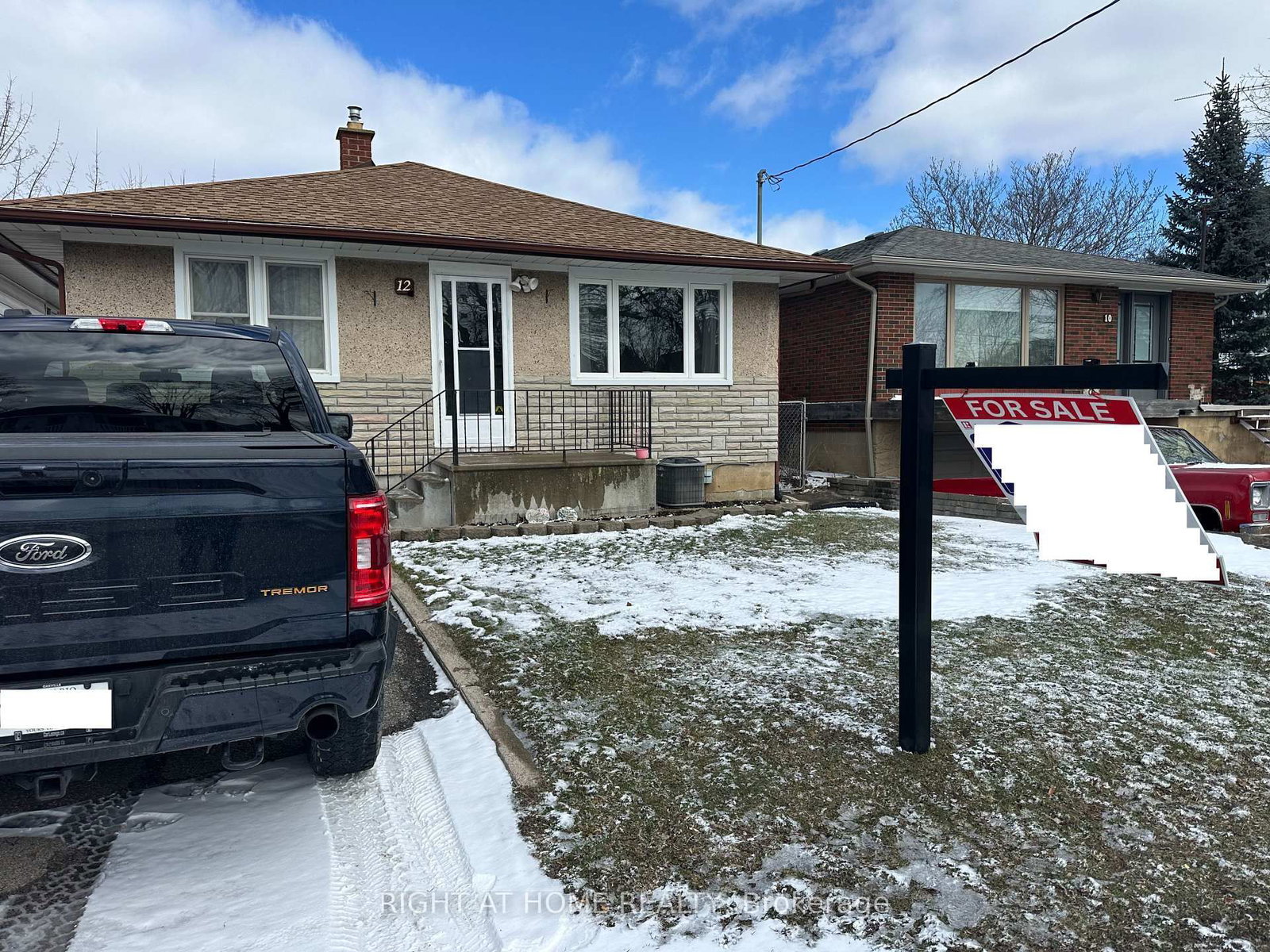 Detached House for sale at 12 Vera Street, St. Catharines, Ontario, L2S 1C4 - Western Hill - MLS: X12897016