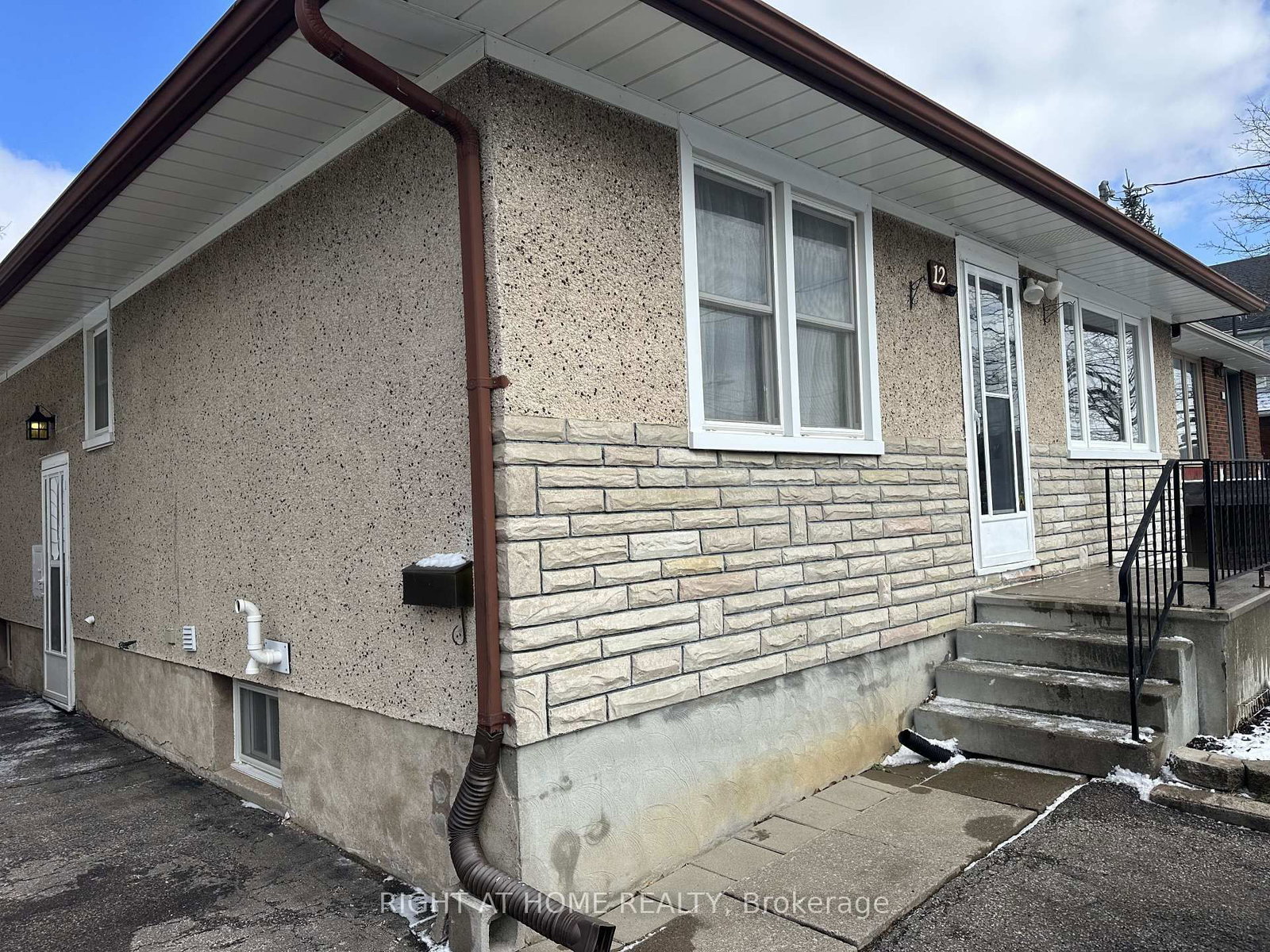 Detached House for sale at 12 Vera Street, St. Catharines, Ontario, L2S 1C4 - Western Hill - MLS: X12897016