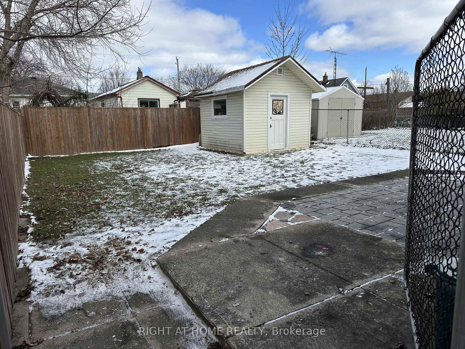 Detached House for sale at 12 Vera Street, St. Catharines, Ontario, L2S 1C4 - Western Hill - MLS: X12897016