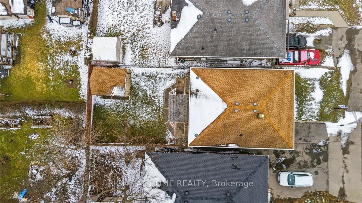 Detached House for sale at 12 Vera Street, St. Catharines, Ontario, L2S 1C4 - Western Hill - MLS: X12897016