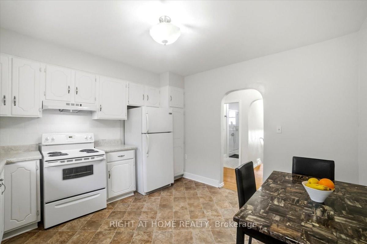 Detached House for sale at 12 Vera Street, St. Catharines, Ontario, L2S 1C4 - Western Hill - MLS: X12897016