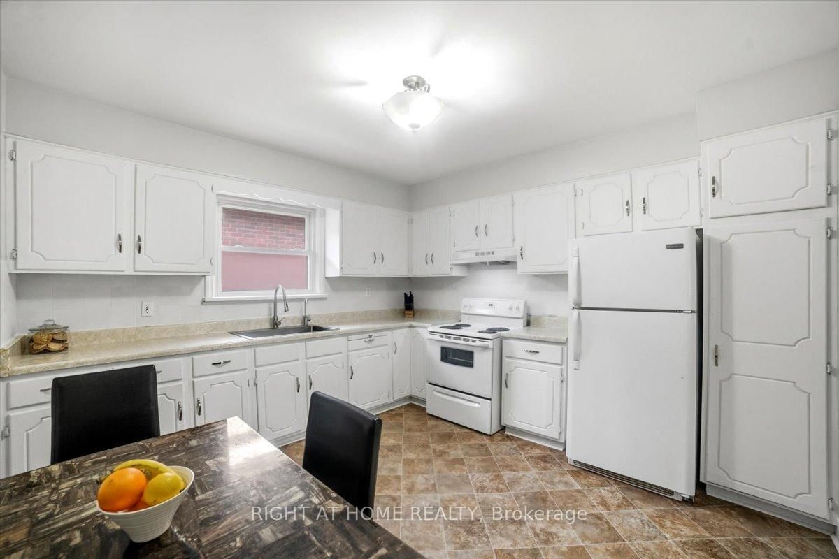 Detached House for sale at 12 Vera Street, St. Catharines, Ontario, L2S 1C4 - Western Hill - MLS: X12897016