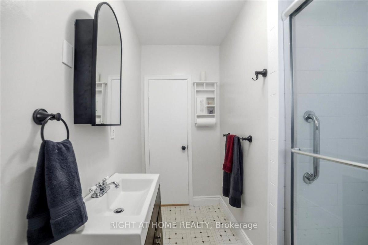 Detached House for sale at 12 Vera Street, St. Catharines, Ontario, L2S 1C4 - Western Hill - MLS: X12897016