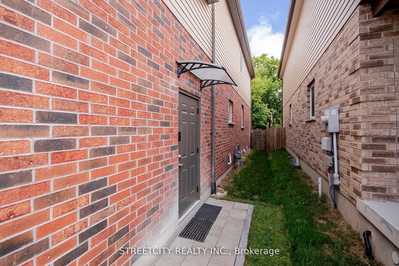 1253 Howlett Circ, London North, N5X 0K5 | Image 3