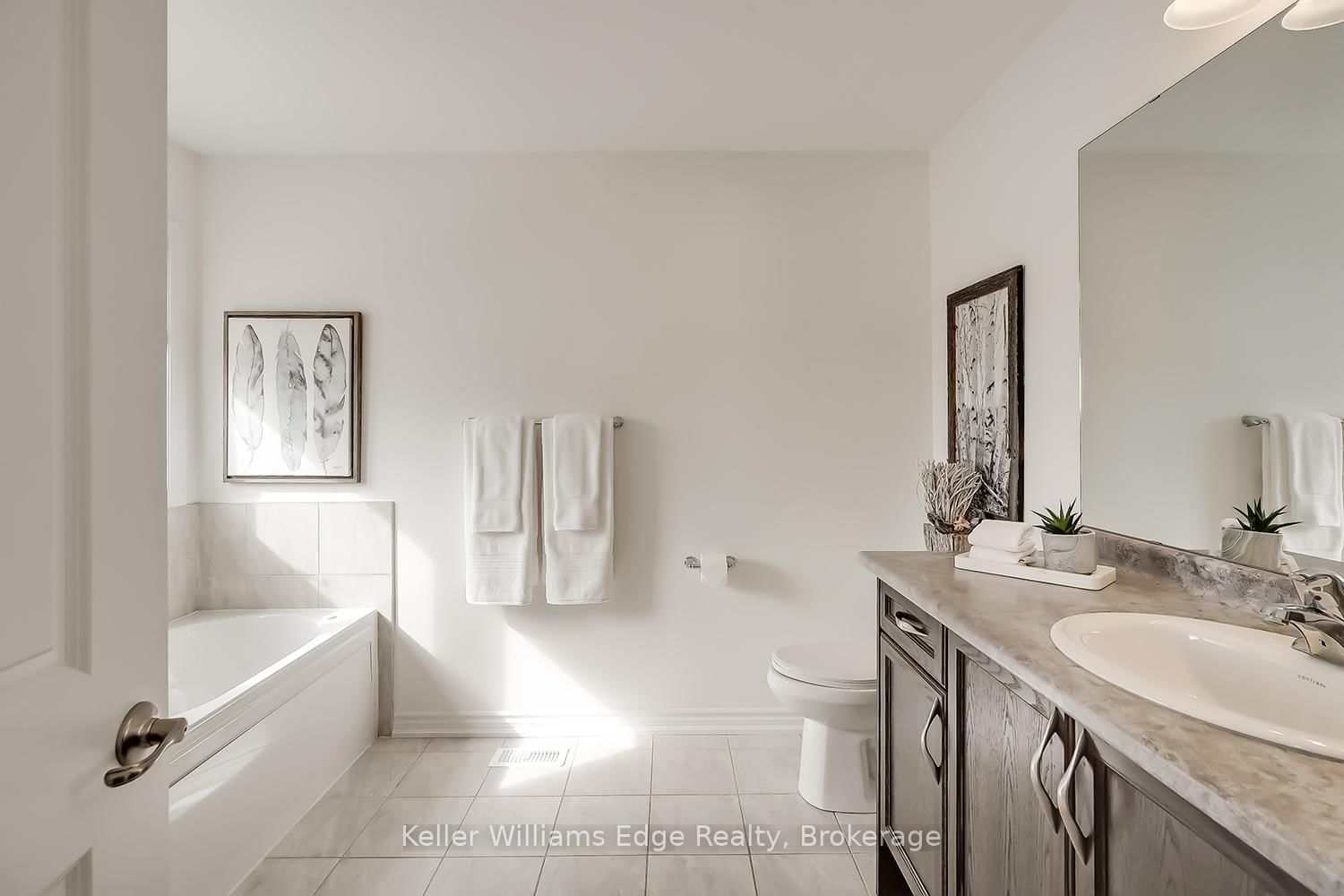 Detached House for sale at 92 Flagg Avenue, Brant, Ontario, N3L 0J9 - Paris - MLS: X12898772