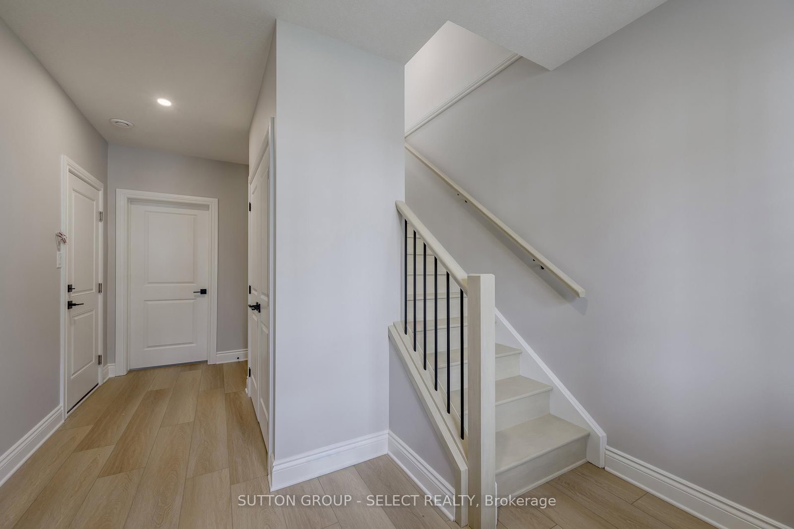 2835 Sheffield Place, Unit 9 - Photo 4