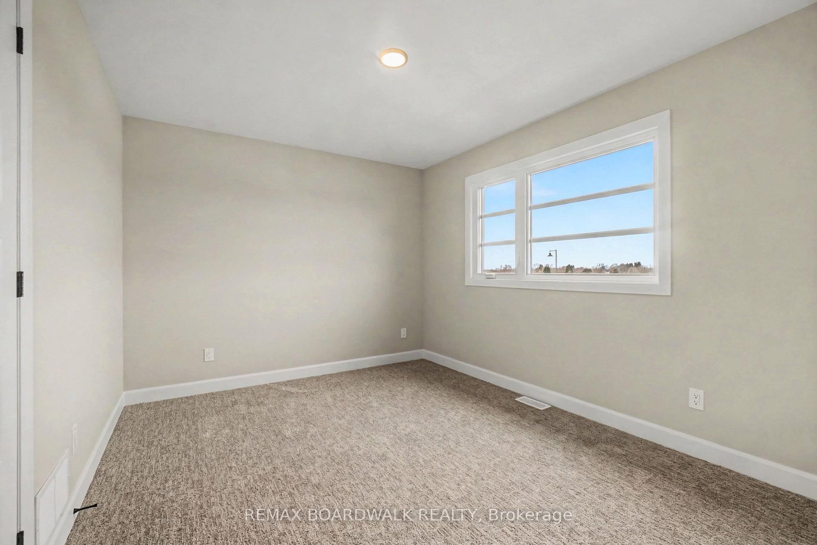 404 FALCON Lane • Russell, ON photo 11