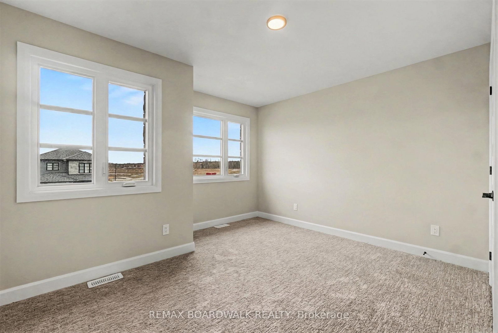 404 FALCON Lane • Russell, ON photo 9
