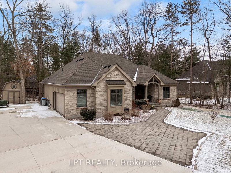 8695 Timberwood Tr, Lambton Shores, N0M 1T0 | Image 2