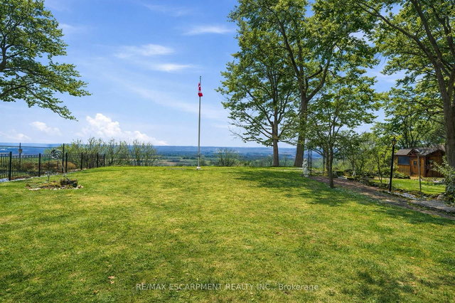 1 Thorncrest Boulevard