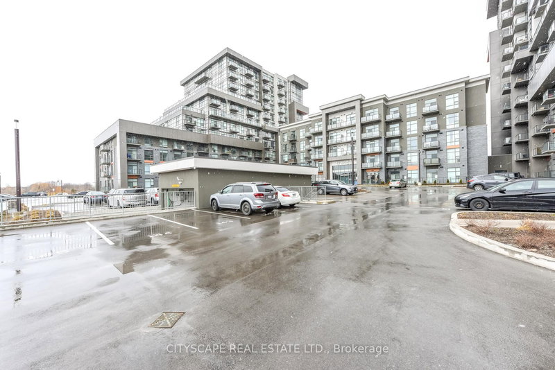 home for lease on 323-450 Dundas Street E