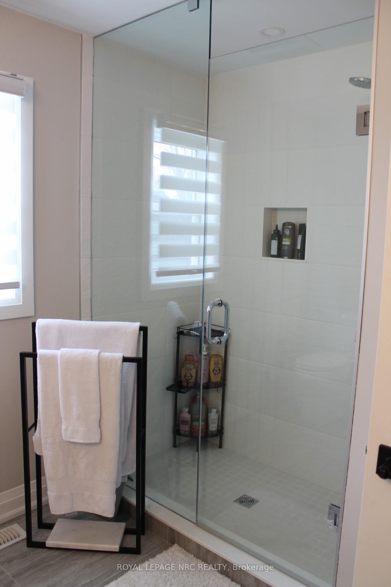 Detached House for sale at 19 Cambridge Road, Fort Erie, Ontario, L0S 1B0 - Crystal Beach - MLS: X12902318