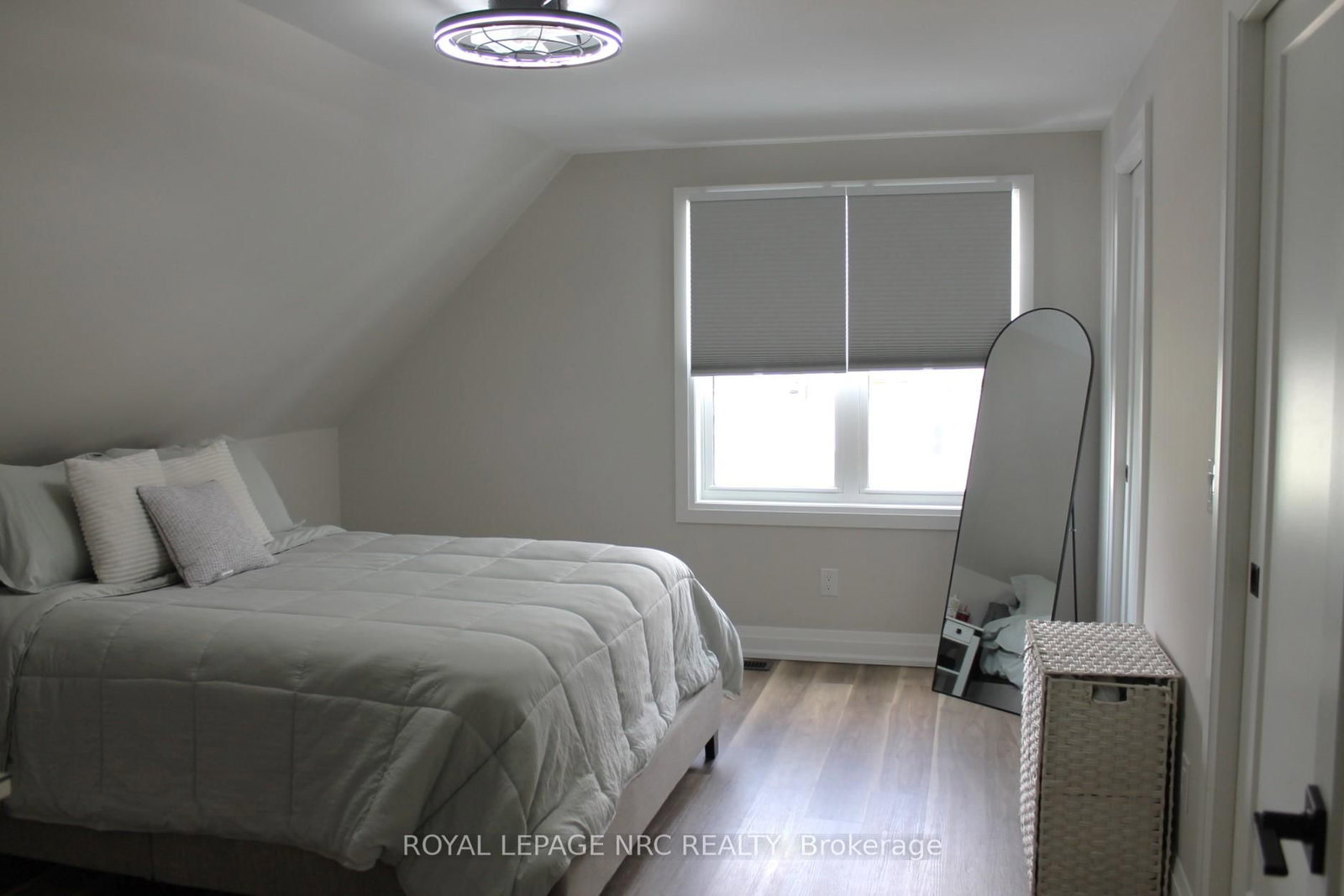 Detached House for sale at 19 Cambridge Road, Fort Erie, Ontario, L0S 1B0 - Crystal Beach - MLS: X12902318