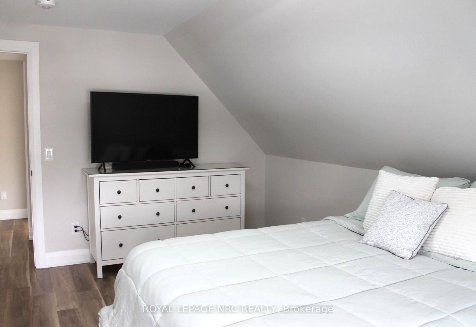 Detached House for sale at 19 Cambridge Road, Fort Erie, Ontario, L0S 1B0 - Crystal Beach - MLS: X12902318