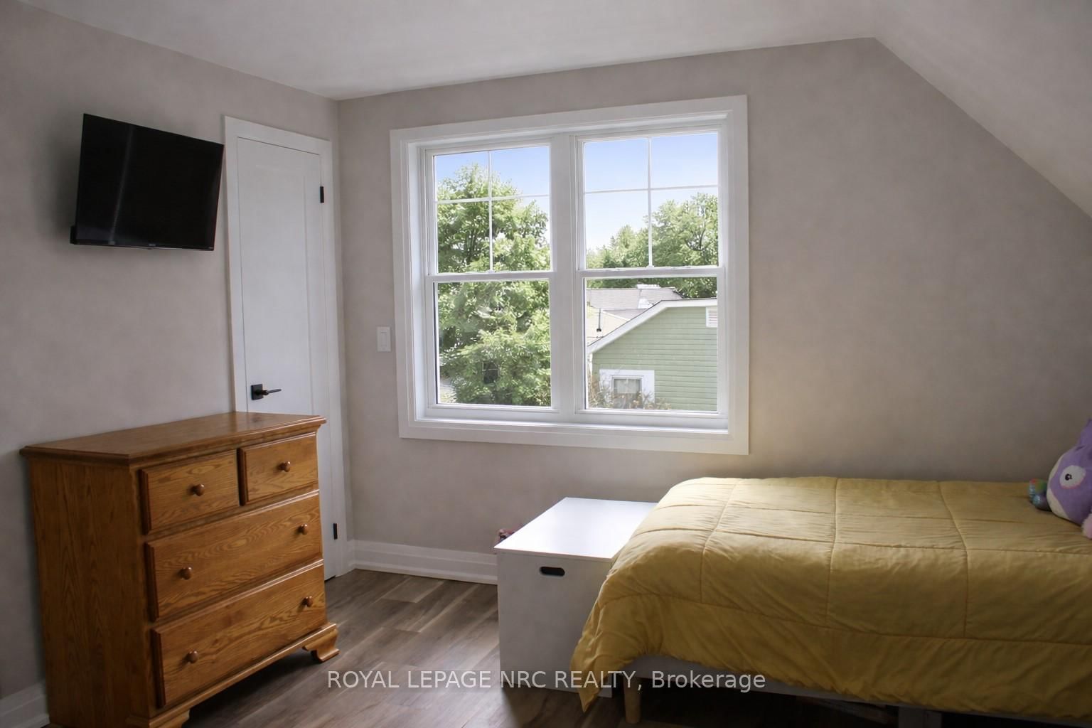 Detached House for sale at 19 Cambridge Road, Fort Erie, Ontario, L0S 1B0 - Crystal Beach - MLS: X12902318