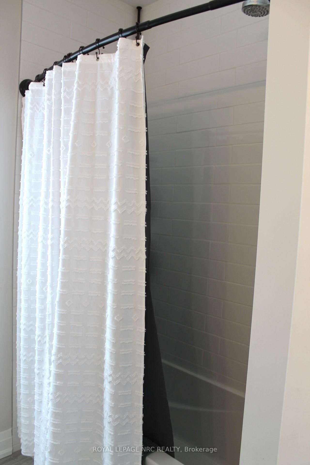 Detached House for sale at 19 Cambridge Road, Fort Erie, Ontario, L0S 1B0 - Crystal Beach - MLS: X12902318