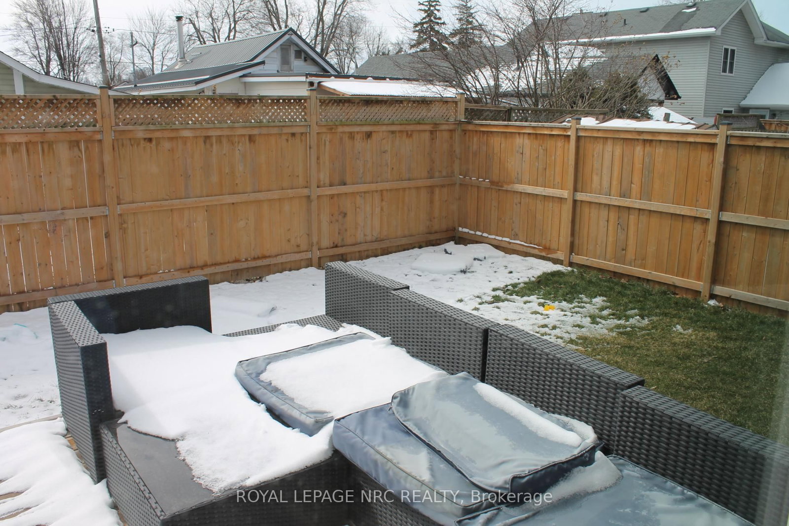 Detached House for sale at 19 Cambridge Road, Fort Erie, Ontario, L0S 1B0 - Crystal Beach - MLS: X12902318