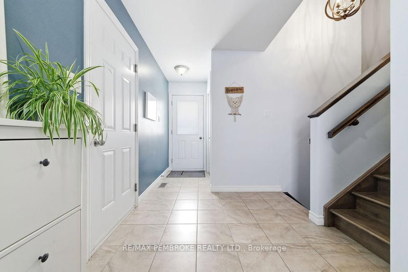 17 Greenvale Cres, Petawawa, K8H 3S2 | Image 3