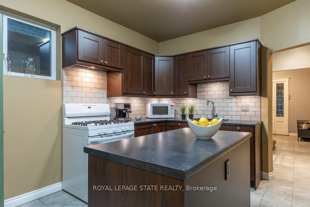 Detached House for sale at 90 Blake Street, Hamilton, Ontario, L8M 2S6 - Blakeley - MLS: X12903118