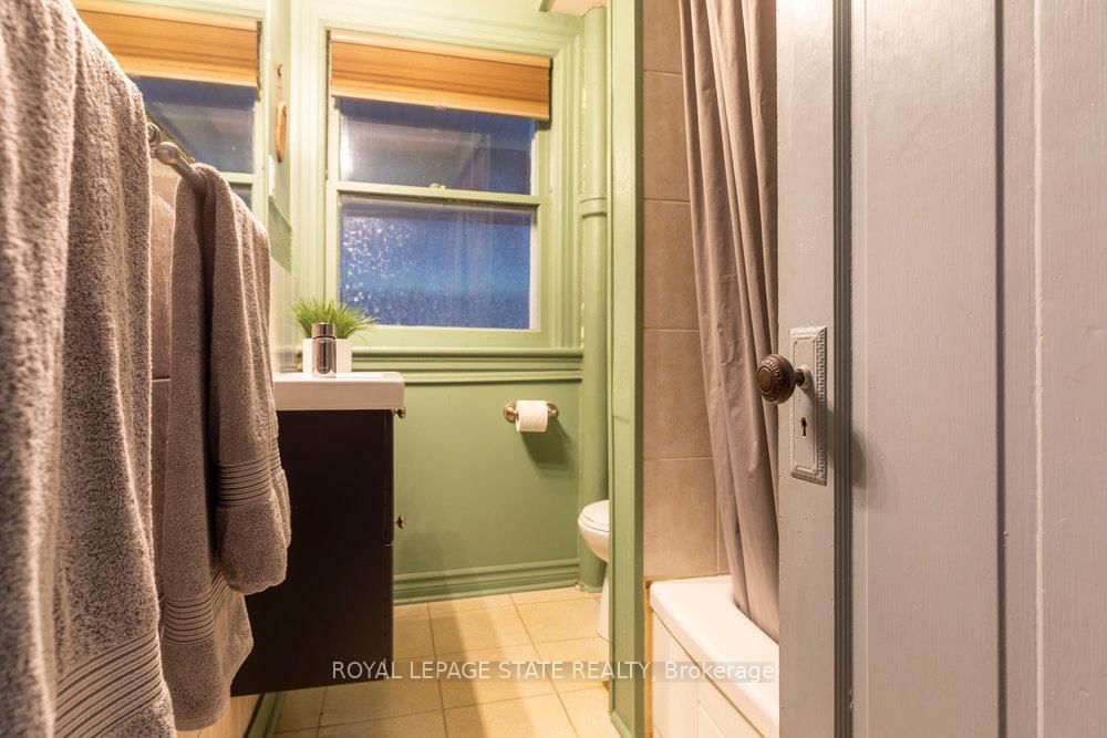 Detached House for sale at 90 Blake Street, Hamilton, Ontario, L8M 2S6 - Blakeley - MLS: X12903118