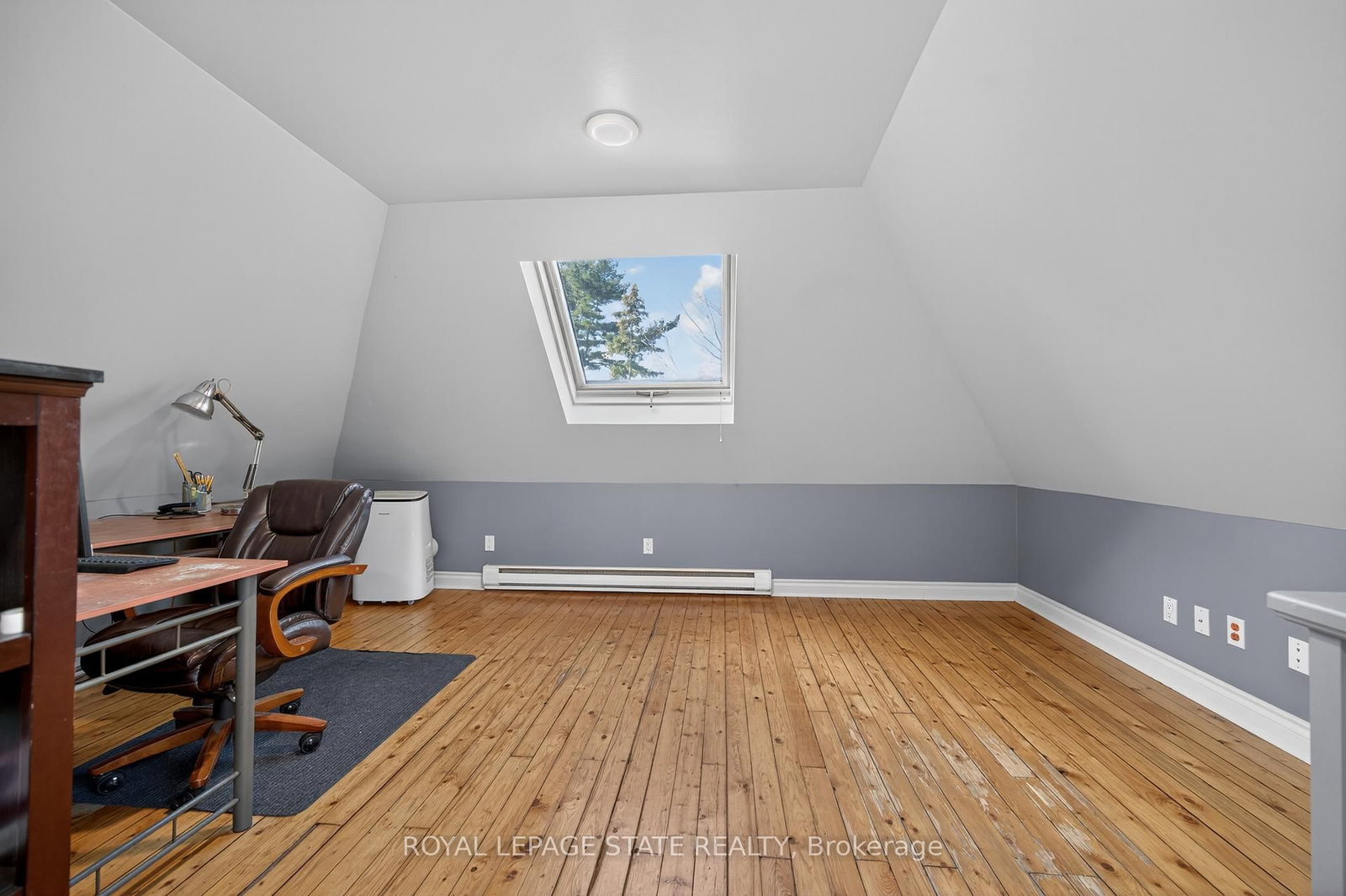 Detached House for sale at 90 Blake Street, Hamilton, Ontario, L8M 2S6 - Blakeley - MLS: X12903118