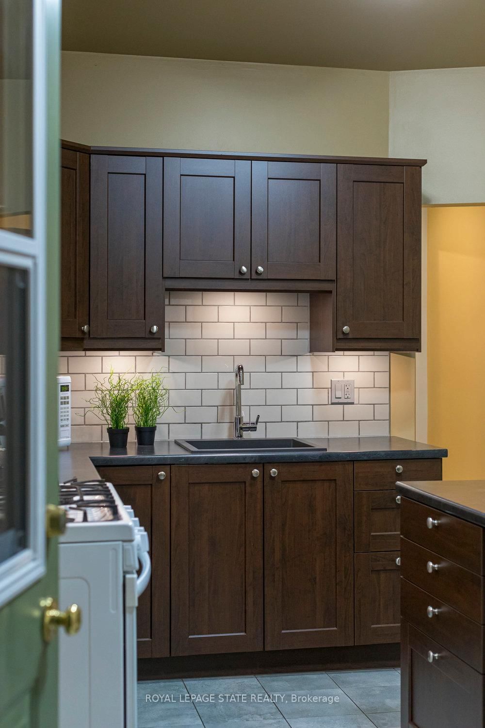 Detached House for sale at 90 Blake Street, Hamilton, Ontario, L8M 2S6 - Blakeley - MLS: X12903118