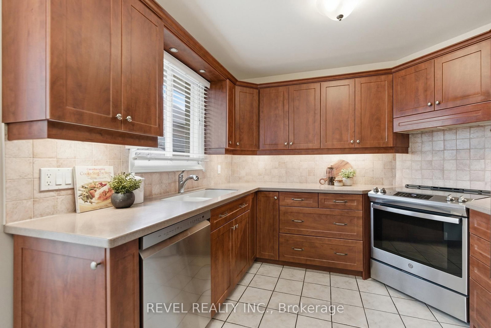 Detached House for sale at 3 Elderwood Drive, St. Catharines, Ontario, L2S 3E9 - Grapeview - MLS: X12903272