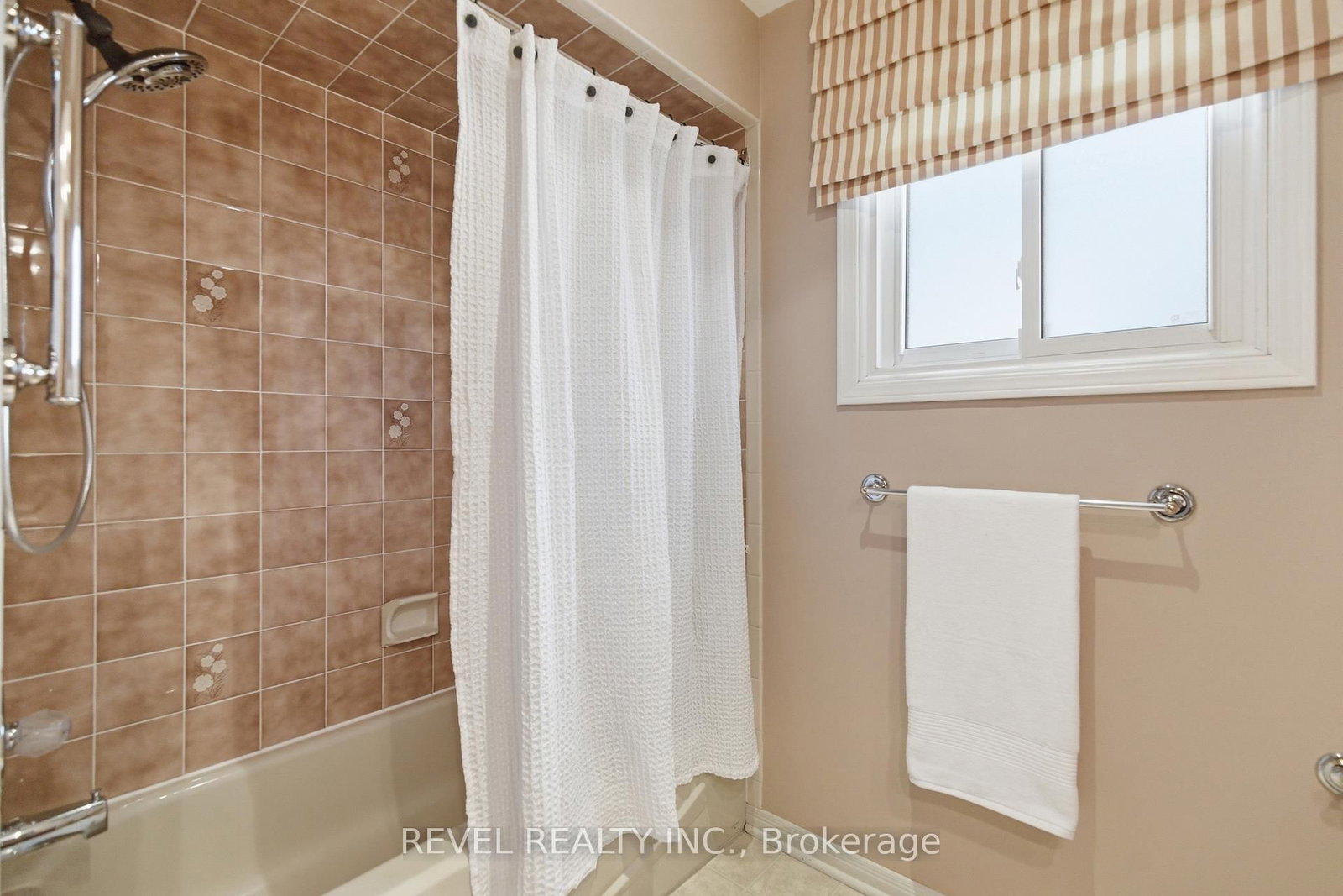 Detached House for sale at 3 Elderwood Drive, St. Catharines, Ontario, L2S 3E9 - Grapeview - MLS: X12903272