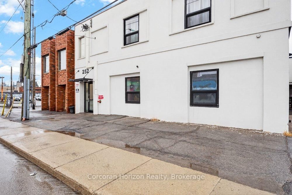 98 Barton Street E - Photo 2