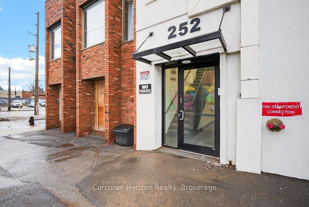 98 Barton Street E - Photo 3