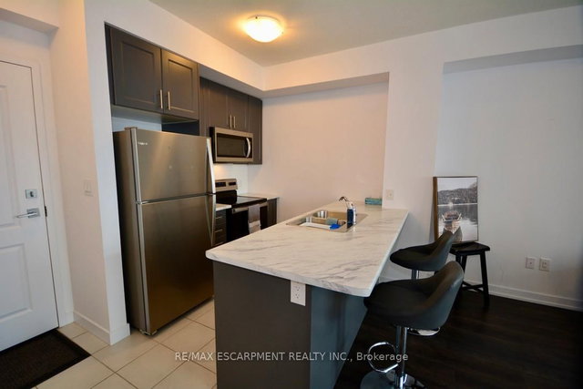 404 - 450 Dundas Street E