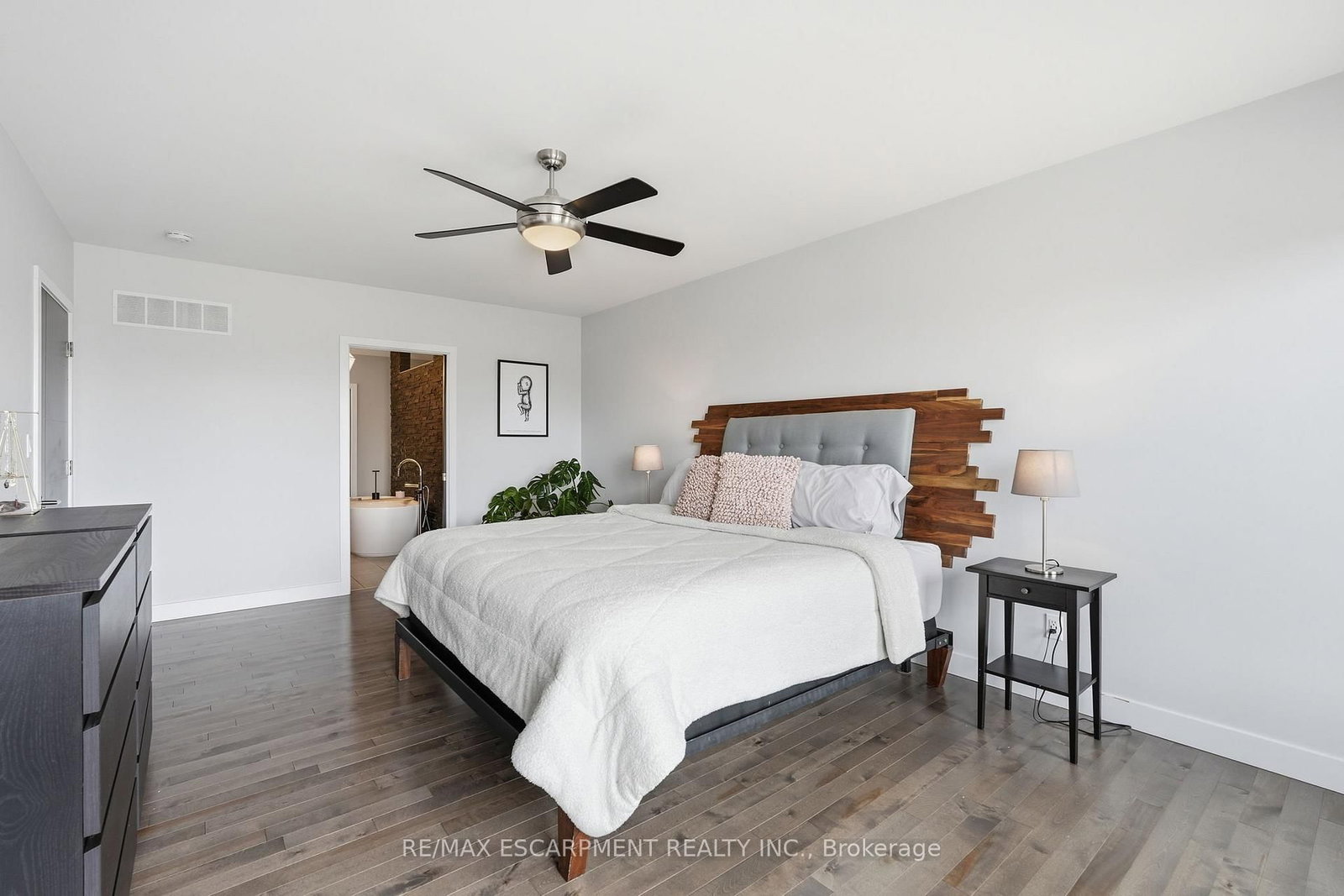 Detached House for sale at 414 JOHN Street, Hamilton, Ontario, L8L 4R3 - North End - MLS: X12906116