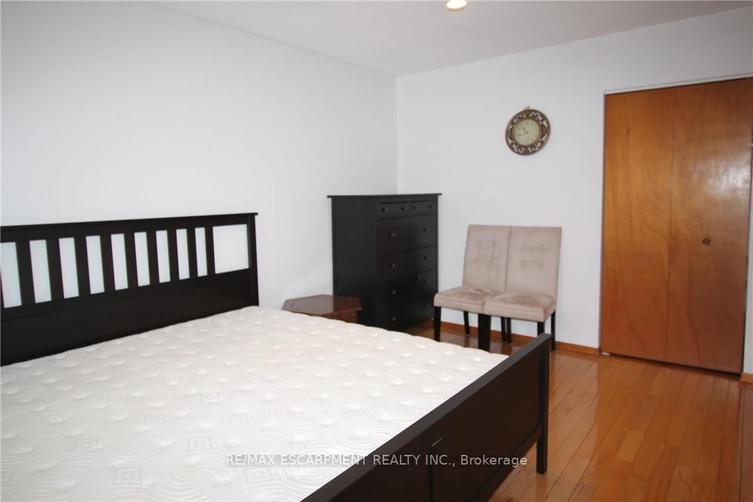 Semi-Detached House for sale at 234 Greencedar Drive, Hamilton, Ontario, L9C 6W6 - Gurnett - MLS: X12906272