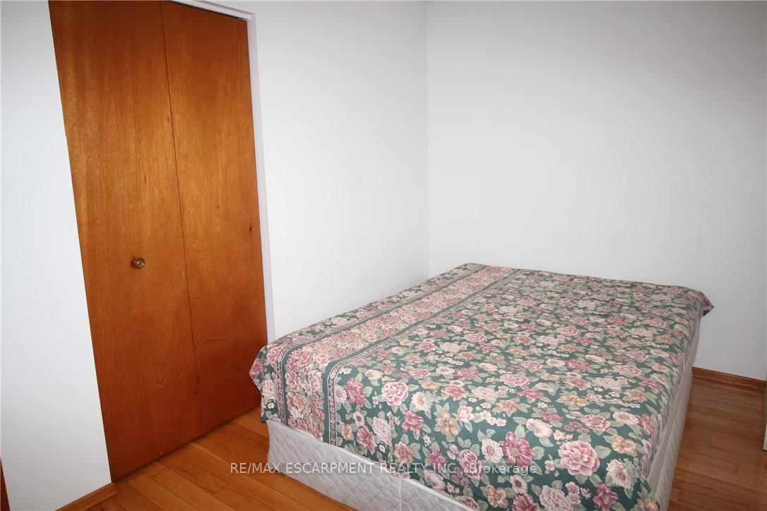 Semi-Detached House for sale at 234 Greencedar Drive, Hamilton, Ontario, L9C 6W6 - Gurnett - MLS: X12906272