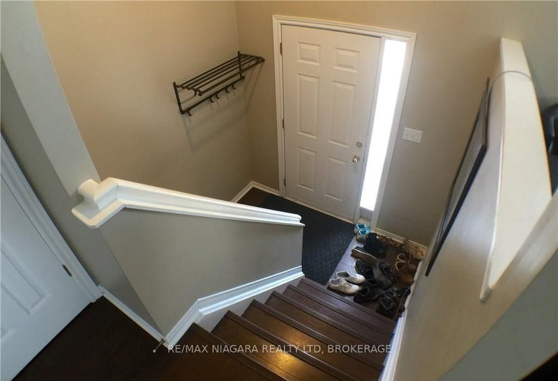 Upper - 138 Carlton St, St. Catharines, L2R 7S6 | Image 2