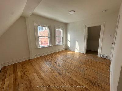 358 Glebe Street E — photo 2