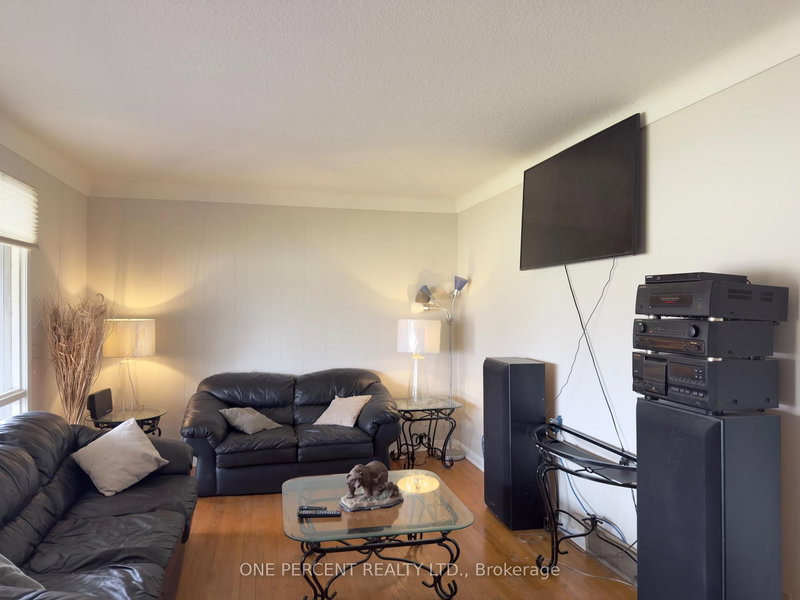 37 Empress Ave, Welland, L3B 1K6 | Image 2